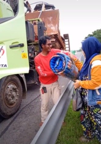 Viral sopir truk berhenti di pinggir Tol Cipali, Jawa Barat. Si Sopir truk menemui anak dan istrinya. Momen itu membuat netizen menangis dan menilai cinta sang istri termasuk cinta sejati dan keluarga sederhana. (TikTok)