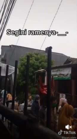 Viral anak kost terobos pesta kondangan. Aksi anak kost ini bikin geleng kepala. Dia tetap stay cool dan tenang terobos tenda hajatan yang dibangun di tengah jalan.