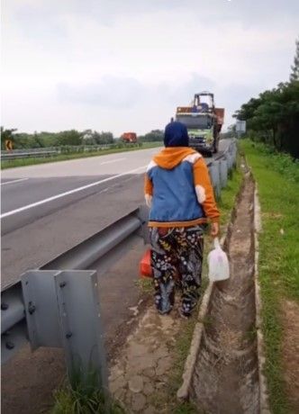 Viral sopir truk berhenti di pinggir Tol Cipali, Jawa Barat. Si Sopir truk menemui anak dan istrinya. Momen itu membuat netizen menangis dan menilai cinta sang istri termasuk cinta sejati dan keluarga sederhana.