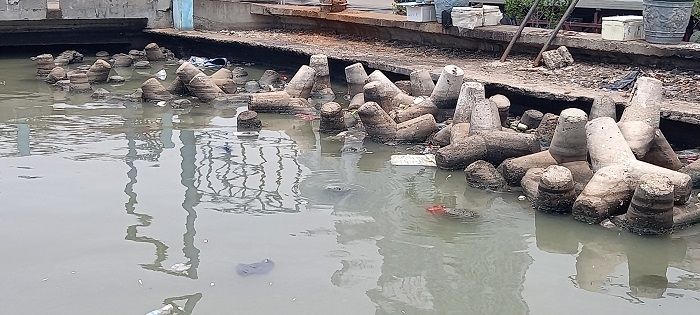 Penampakan air laut di Muara Angke, Jakarta Utara yang tercemar parasetamol. (Suara.com/Arga)