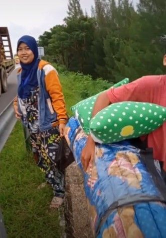 Viral sopir truk berhenti di pinggir Tol Cipali, Jawa Barat. Si Sopir truk menemui anak dan istrinya. Momen itu membuat netizen menangis dan menilai cinta sang istri termasuk cinta sejati dan keluarga sederhana.