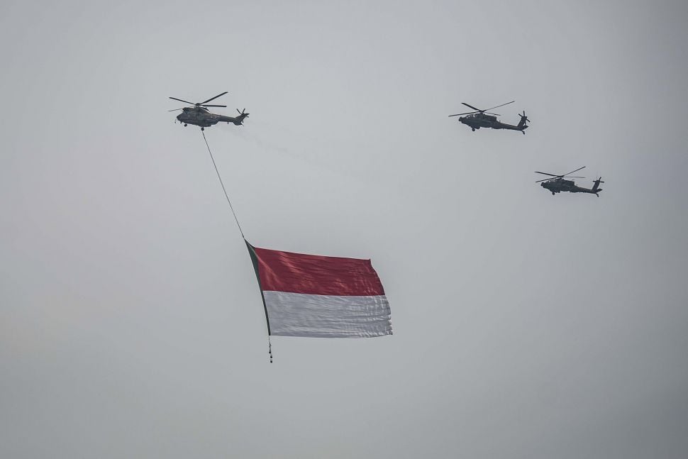 Tiga helikopter TNI terbang dengan mengibarkan bendera Merah Putih di kawasan Monas, Jakarta, Selasa (5/10/2021). ANTARA FOTO/Aprillio Akbar