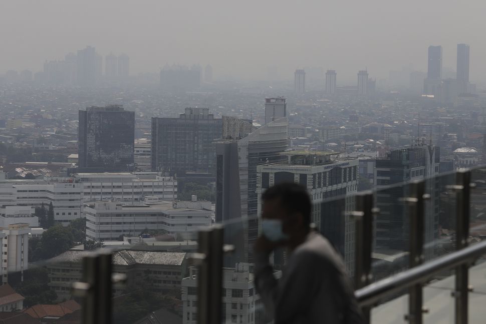 Kabut polusi udara menyelimuti gedung-gedung di Jakarta, Selasa (5/10/2021). [Suara.com/Angga Budhiyanto]