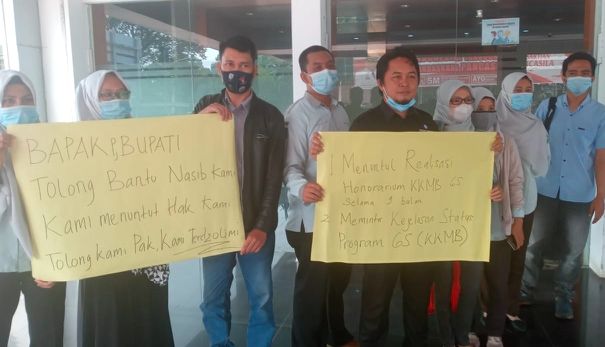 Honor konsultan Pemkab Muara Enim demontrasi karena belum terima gaji [Sumselupdate]