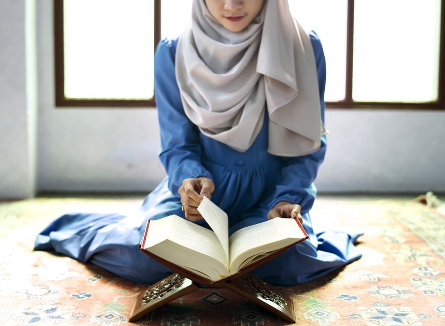 Wanita muslim/hijab baca Al Quran, hadist (elemen envato) 