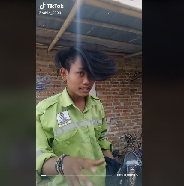 Viral Poni Pria Ini Tetap Rapi Meski Pakai Helm, Jadi Sorotan (tiktok.com/rabid_2003)