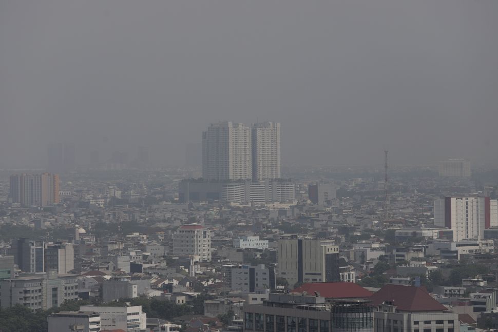 Kabut polusi udara menyelimuti gedung-gedung di Jakarta, Selasa (5/10/2021). [Suara.com/Angga Budhiyanto]