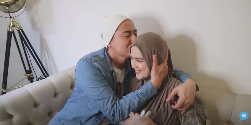 Momen Cut Meyriska umumkan kehamilan. (YouTube/RogerChika Journey)