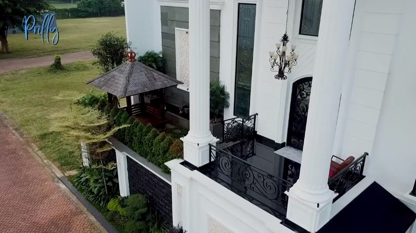 Potret rumah Prilly Latuconsina. (YouTube/Prilly Latuconsina)