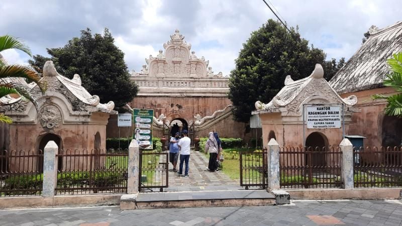 Sejumlah wisatawan memasuki keawasan destinasi wisata ke Taman Sari Yogyakarta, Rabu (6/10/2021). [Hiskia Andika Weadcaksana / SuaraJogja.id]