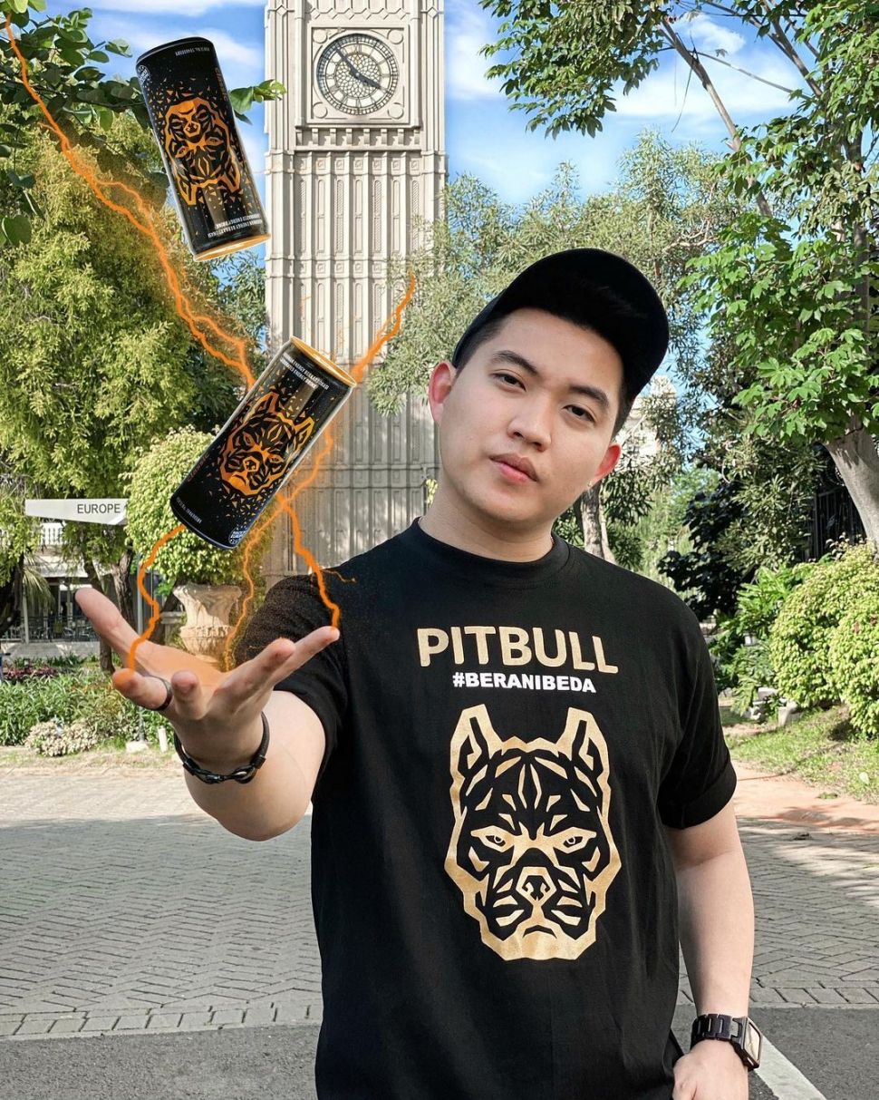 Nic Putra saat mempromosikan sebuah minuman energi di media sosialnya. [Instagram]