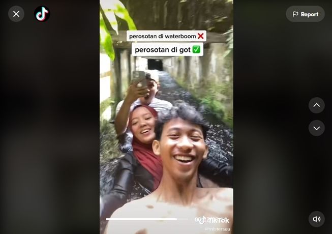 Viral pria main perosotan di tempat tak biasa, warganet ngeri kena pecahan kata. (TikTok/@mistersuu)