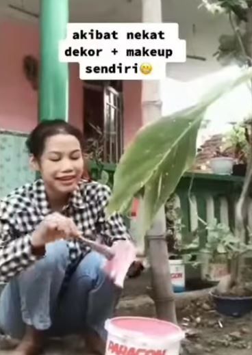 Wanita make up dan dekorasi acara lamaran sendiri. (Instagram/viralges)