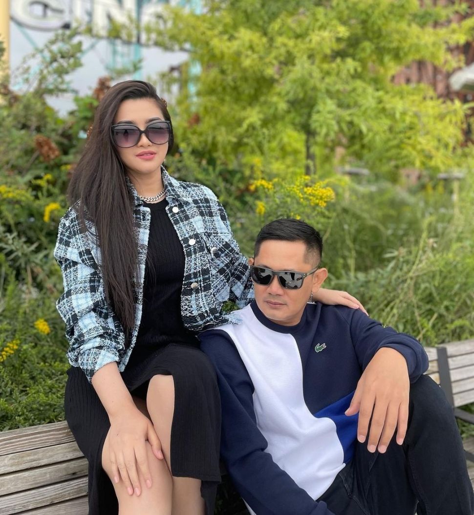 Fitri Carlina dan suami, Hendra Sumendap. [Instagram]