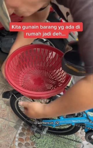 Bapak modifikasi sepeda demi ajak kucing jalan-jalan. (Tiktok/@jajull22)