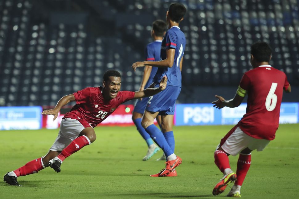 Pesepak bola Indonesia Ramai Kumakiek (kiri) melakukan selebrasi seusai memasukkan bola ke gawang Taiwan pada babak Play-off Kualifikasi Piala Asia 2023 di Stadion Chang Arena Buriram, Thailand, Kamis (7/10/2021). [ANTARA FOTO/Humas PSSI]