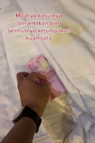 Bercak noda di selimut jadi sorotan. (Tiktok)