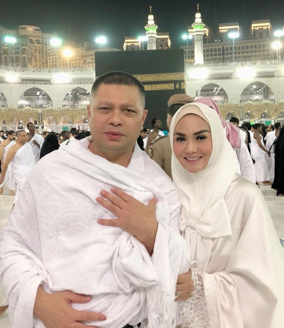 Krisdayanti dan Raul Lemos menjalani umrah. [Instagram]