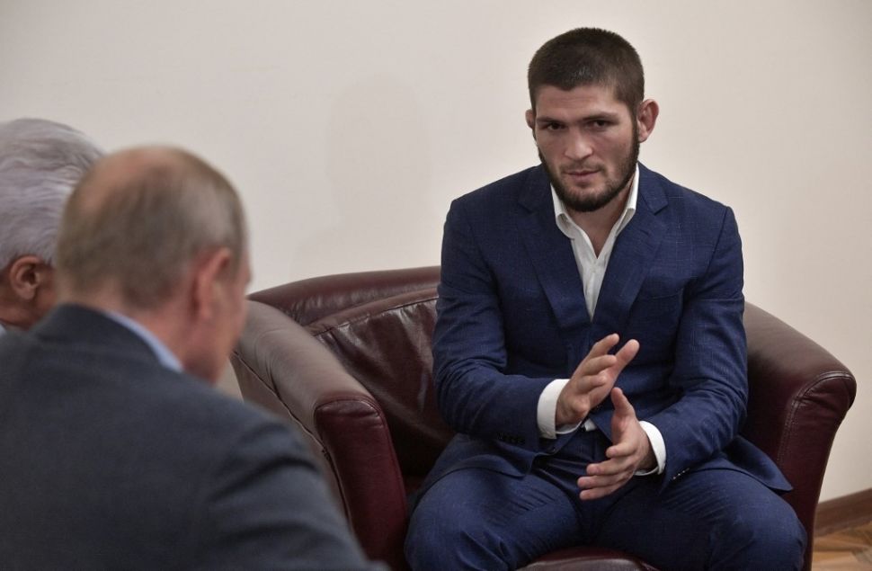 Mantan petarung MMA, Khabib Nurmagomedov (kanan). [Alexey NIKOLSKY / Sputnik / AFP] 