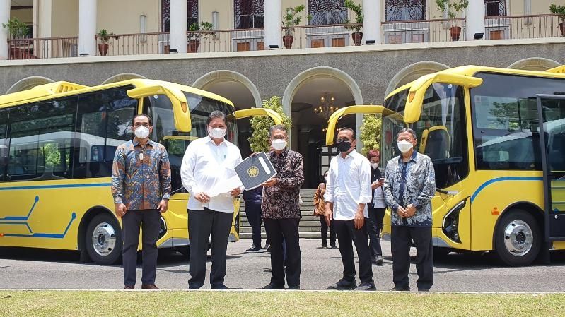  Penyerahan bantuan bus listrik dan microbus dari Airlangga kepada UGM di Balairung UGM, Sabtu (9/10/2021). [Hiskia Andika Weadcaksana / SuaraJogja.id]
