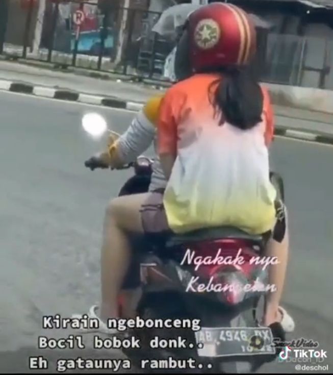 Viral pengendara dikira boncengin bocil, pas dizoom ternyata bikin ngakak. (TikTok/@deschol)