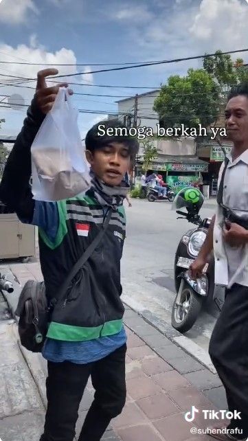 Aksi pria memborong warung makan dan mentraktir makan ojol dan masyarakat. [TikTok]