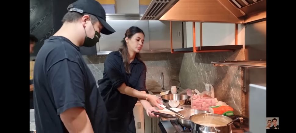 Momen Paula Verhoeven masak buat Erick Thohir. (YouTube/Baim Paula)