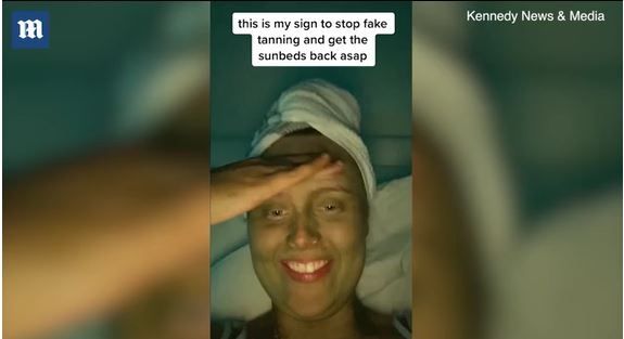 Apes, Wanita Ini Berubah Hijau karena Krim Tanning (tangkap layar dailymail.co.uk)