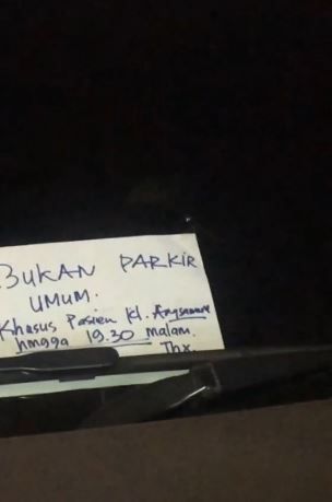 Mobil ditempeli tulisan gara-gara parkir di depan toko sampai malam. (Tiktok)