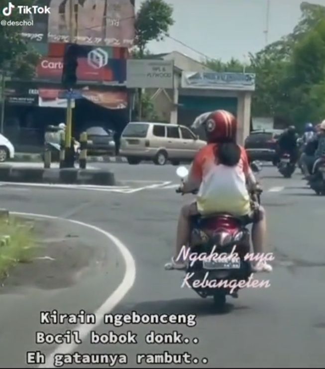 Viral pengendara dikira boncengin bocil, pas dizoom ternyata bikin ngakak. (TikTok/@deschol)