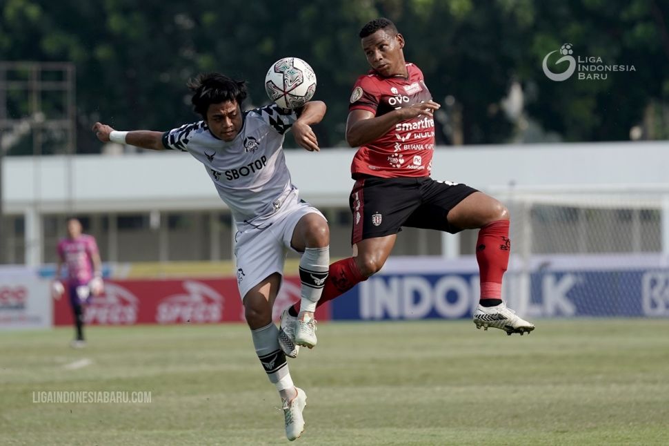 Gelandang Bali United Eber Bessa berduel dengan salah satu pemain Persikabo 1973 dalam laga BRI Liga 1 2021/2022 di Stadion Madya, Senayan, Jakarta. [PT Liga Indonesia Baru]