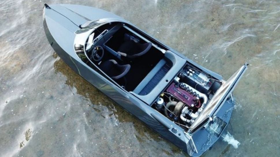 Perahu bermesin mobil sport Nissan Skyline GT-R. (motorious.com)