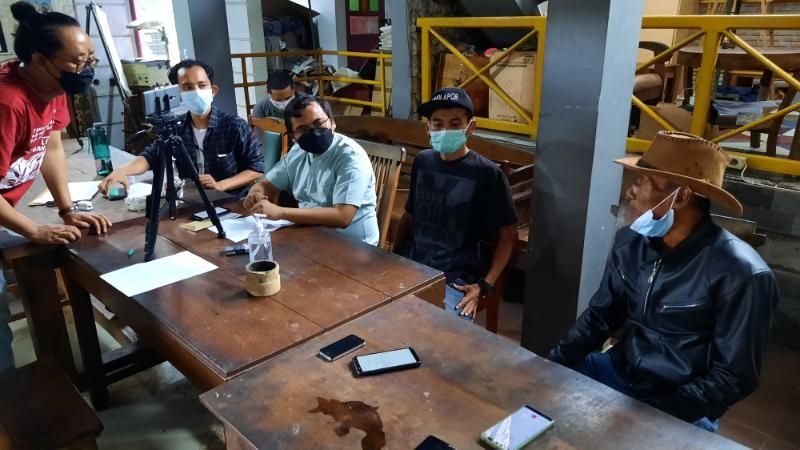 Warga yang tergabung dalam Paguyuban Masyarakat Kali Progo (PMKP) mendatangi kantor Walhi Yogyakata, Kotagede, Kota Jogja, Senin (11/10/2021). [Muhammad Ilham Baktora / SuaraJogja.id]