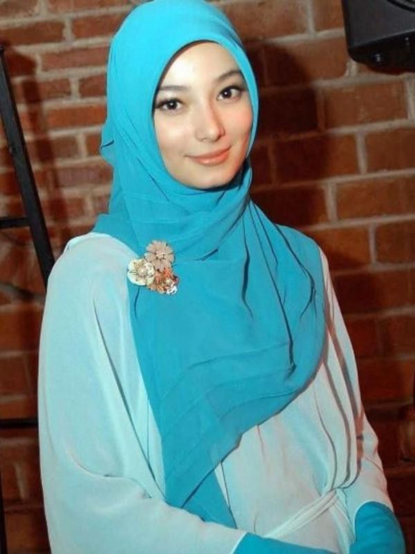 www.fimela.com https://keepo.me/celeb/walau-non-muslim-7-artis-ini-terlihat-cantik-saat-mengenakan-hijab/ Editor: Faizah Pratama