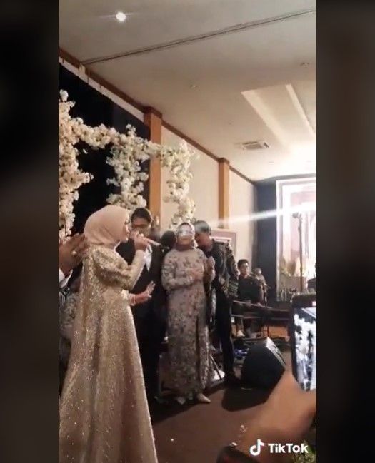 Potret Lesti Kejora manggung sebelum pingsan. (TikTok/fatmalaaaaaa)