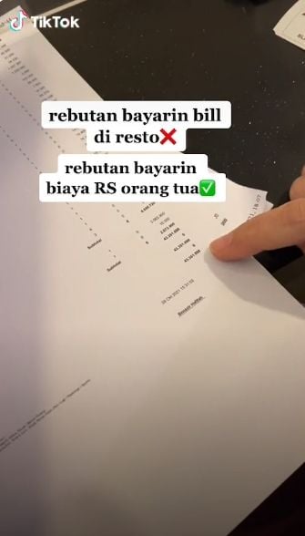 Melalui akun TikTok @jualkamerabekas, terlihat ada tiga kartu yang diserahkan pada staf rumah sakit.