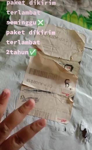 Paket telat diantar setelah 2 tahun. (Tiktok/@yyyxxxsyg)