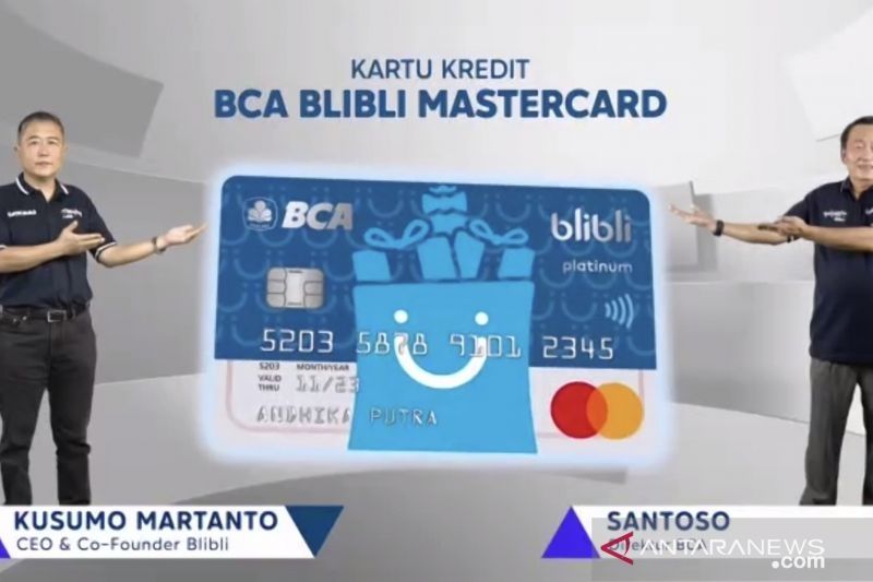 CEO Blibli Kusumo Martanto (kiri) dan Direktur BCA Santoso meluncurkan Kartu Kredit BCA Blibli Mastercard secara virtual, Senin (11/10/2021). [Antara/Kuntum Riswan]