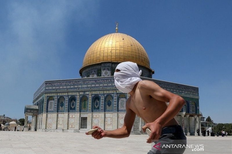 Warga Palestina di sekitar komplek Masjid Al Aqsa [Foto: Antara]