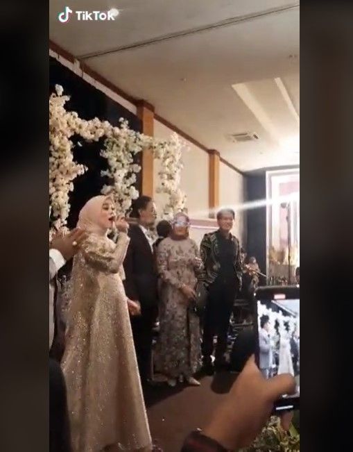 Potret Lesti Kejora manggung sebelum pingsan. (TikTok/fatmalaaaaaa)