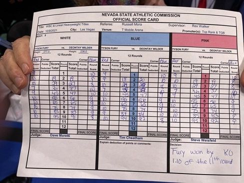 Scorecards duel tinju dunia antara Tyson Fury vs Deontay Wilder. [Twitter@CarlMoretti]