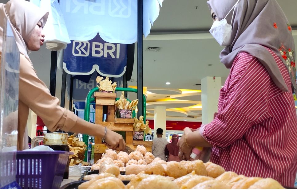 Pedagang pempek undang Palembang di OPI Food Carnaval [Welly JS/Suara.com]