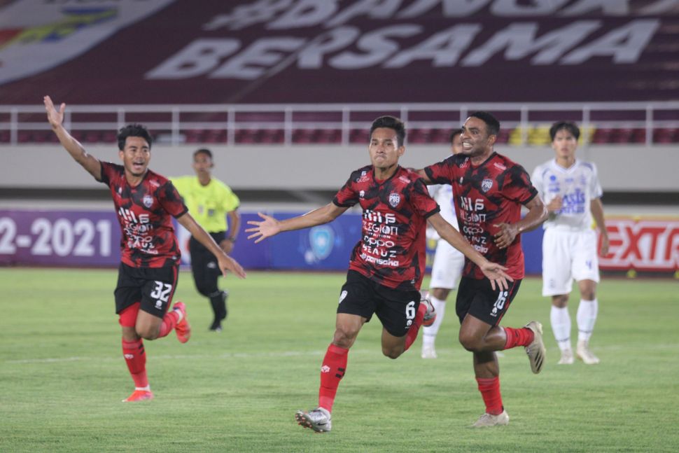 Gelandang AHHA PS Pati, Yuda Riski Irawan merayakan gol ke gawang Persijap Jepara dalam lanjutan Liga 2 Grup C di Stadion Manahan, Solo, Senin (11/10/2021). [Suara.com/Ronald Seger Prabowo]