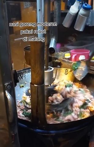 Penjual nasi goreng masak pakai robot. (Tiktok)