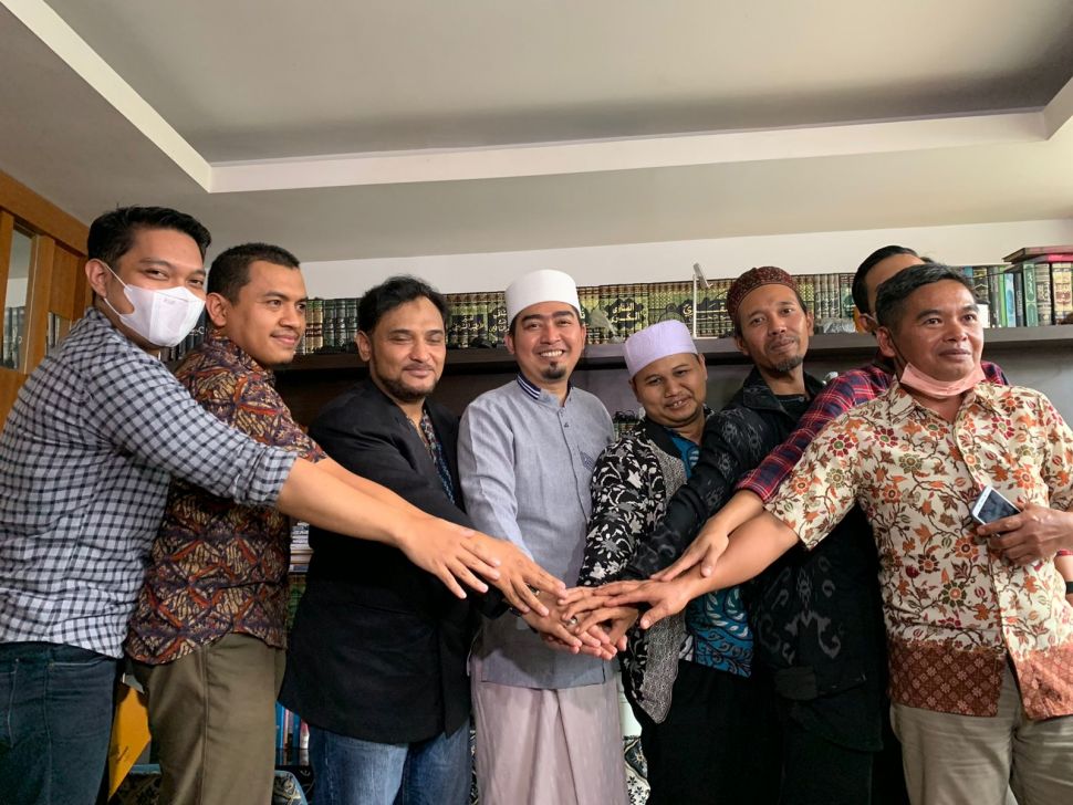 Ustaz Solmed akhirnya berdamai dengan dua orang panitia pengajian di Cisewu, Bogor. Perdamaian itu dilakukan di kediaman Ustaz Solmed di kawasan Kebon Jeruk, Jakarta Barat, Senin (11/10/2021). [Evi Ariska/Suara.com]
