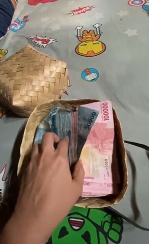 Kado dari suami untuk istri. (Tiktok/@batikhudhud)