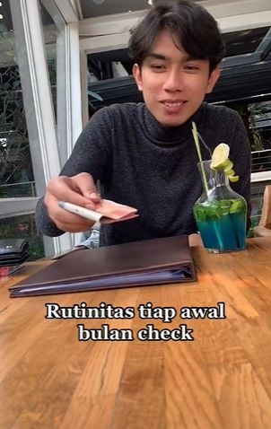 Pasangan ini punya rutinitas tiap awal bulan. (Tiktok/@brownieszz)