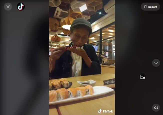 Viral driver ojol perdana makan sushi bikin terenyuh. (TikTok/@babehojol)