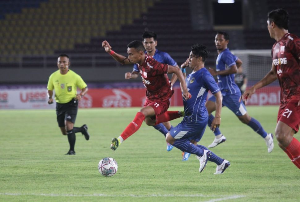 Winger Persis Solo, Rifaldi Bawuo melewati adangan dua pemain PSIM Yogyakarta dalam lanjutan Liga 2 Grup C di Stadion Manahan, Selasa (12/10/2021). [Suara.com/Ronald Seger Prabowo]
