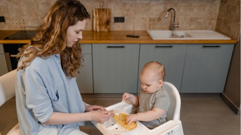 Ilustrasi Ibu Memberi Makan Bayi. (pexels.com)